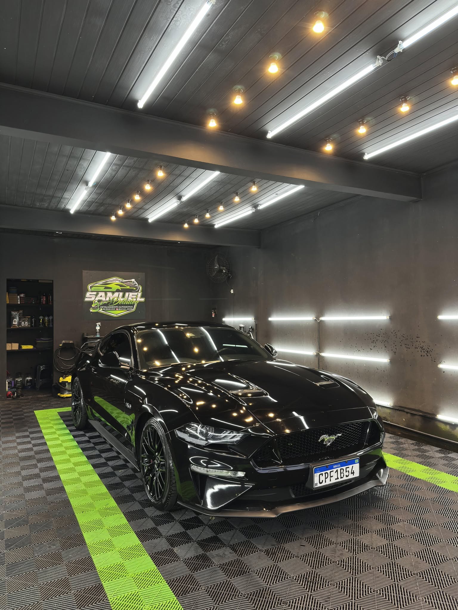 Ford Mustang GT preto com pintura espelhada, finalizado no box da Samuel Detailer